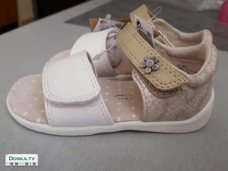 Отличные качественные кожаные босоножки на девочку, размер 21,5. Абсолютно новые.