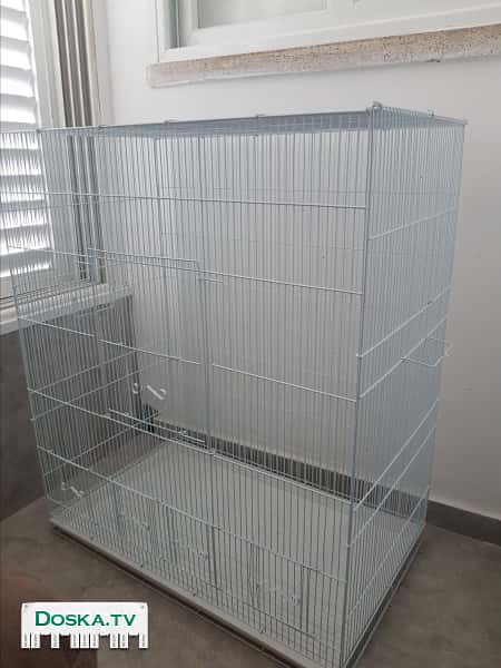 большую клетку для попугаев с аксессуарами, лестничками, перекладинами и кормушкой.