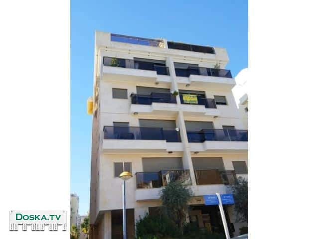 1.5 ком со всеми удобствами в центре холона только женщинам.