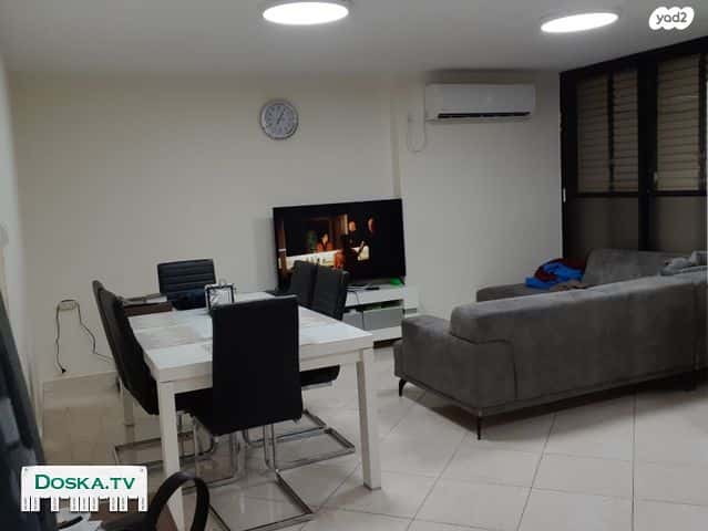 5 мин от легкорельсового транспорта и центральной оси города (торговый