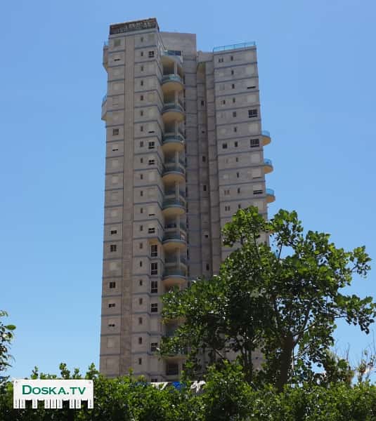 Прекрасный дом с тремя лифтами, круглосуточной охраной. Первая линия к