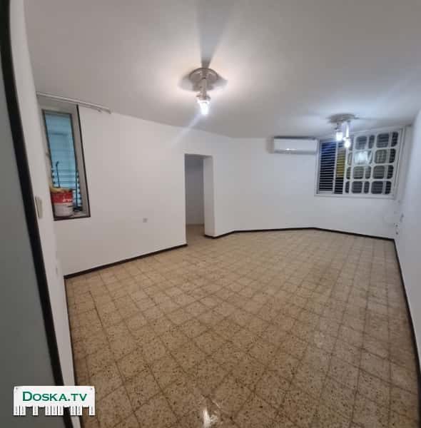 Здание после капитального наружного ремонта и лестничной клетки.парковка общения с