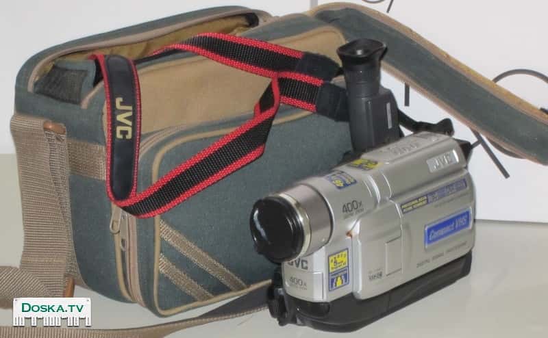Видеокамера - JVC- полупропрофессиональная, полный комплект, с сумкой.