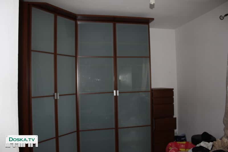 Великолепный шифонер,угловой идеальное решение...для маленькой квартиры....но может поместить всю семью...