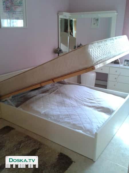 двухспальная кровать (1.40*1.90) с ортопедическим матрацем в отличном состоянии.