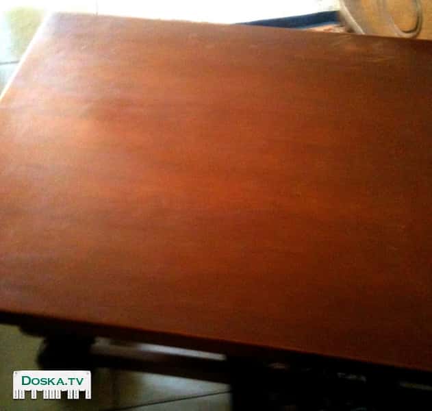 Журнальный столик, из дерева, коричневого цвета, прямоугольной формы.