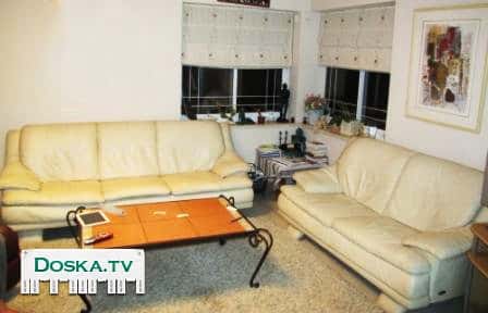 Кожаные, двухместный и трёхместный, белого цвета, диваны.  Состояние хорошее