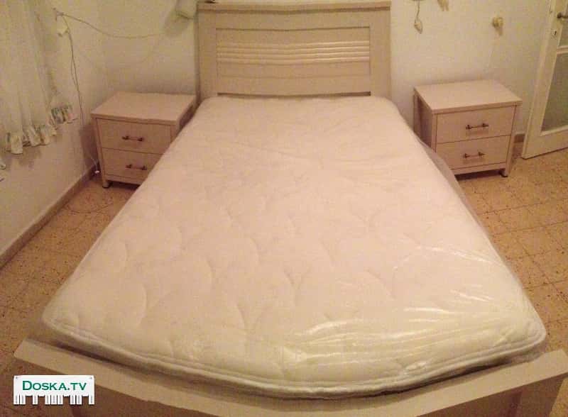Спальня. Двуспальная кровать. Две тумбочки. Комод и зеркало. Матрас (Нижняя