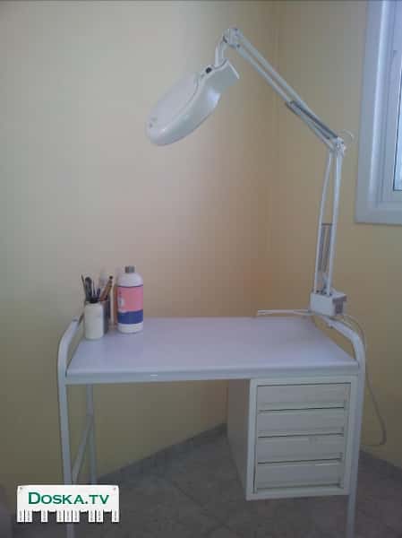 маникюрный стол с лампой и лупой, кровать для косметoлогии
