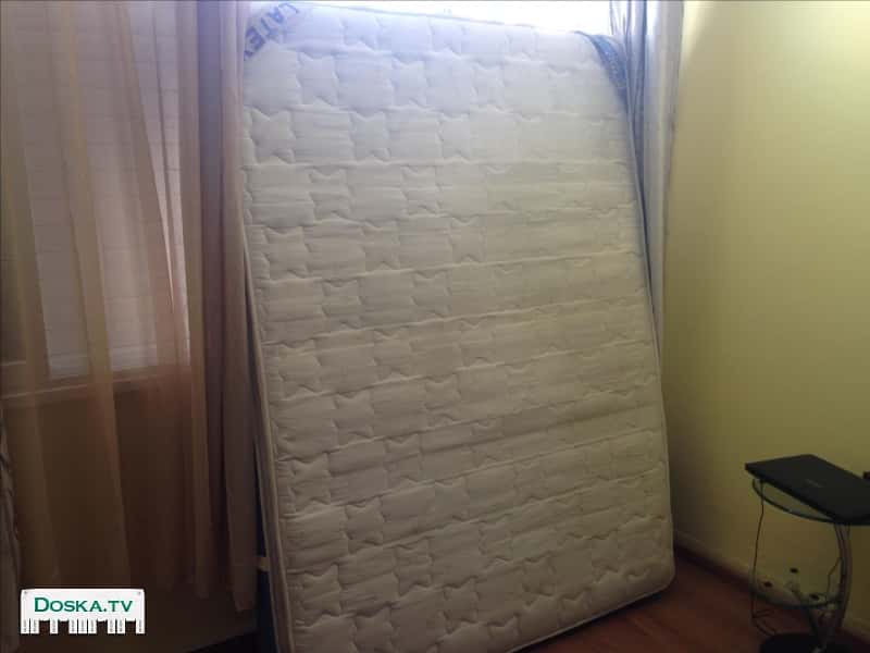 Матрас в хорошем состоянии.