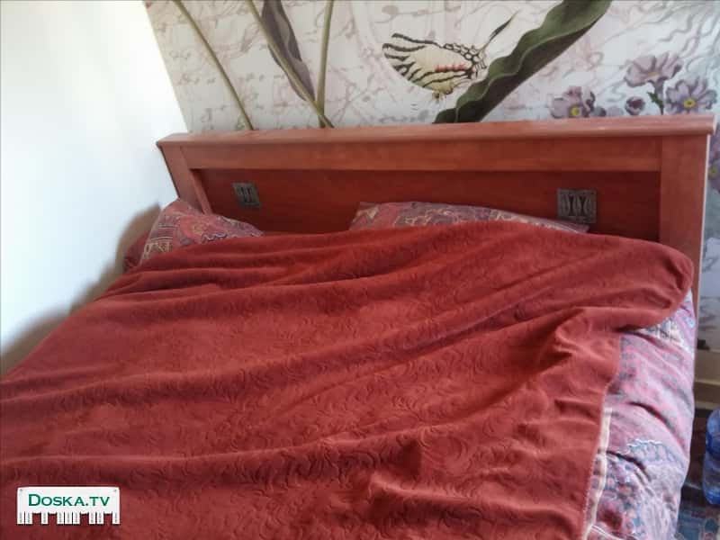 Устойчивая. В хорошем. Состоянии  Прилагаются. 2 тумбочки