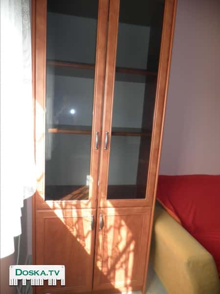 Книжный шкаф и 6 книжных полок с тумбой.