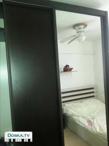 шкаф-купе,кровать полуторку с матрасом,большой деревянный обеденный шкаф со стульями.