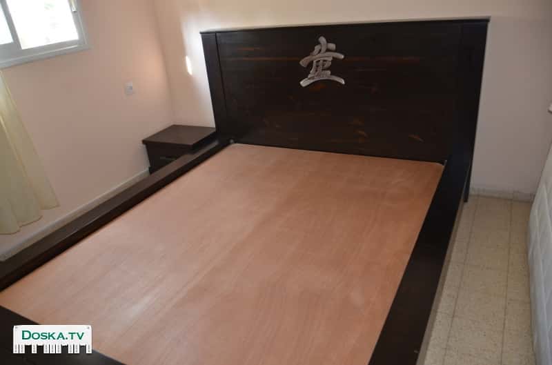 спальня. Кровать, две тумбочки, зеркало с тумбой. Полностью деревянная. В