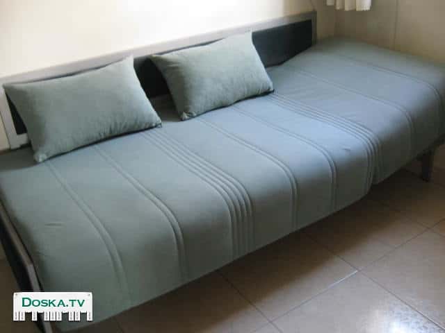 Односпальный диван в очень хорошем состоянии с поднимающимся подголовником и