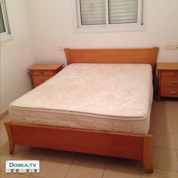 Спальня из натурального дерева в очень хорошем состояние.  Кровать