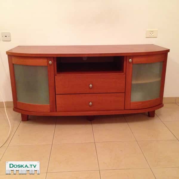 Тумба под телевизор из натурального дерева в очень хорошем состояние.