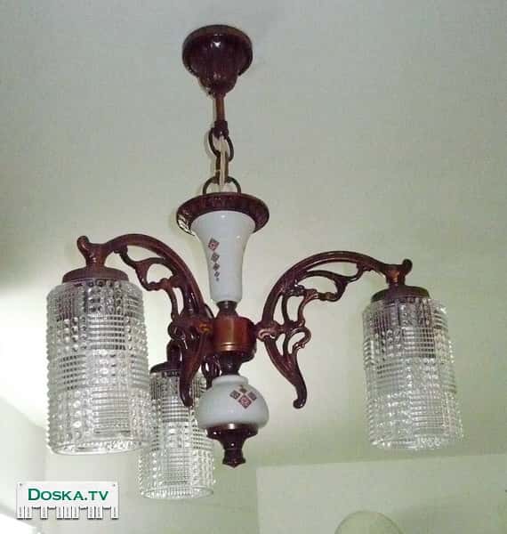 люстру изготовленную в стиле ретро (фарфор-стекло-металл) 350 шек. Состояние отличное.