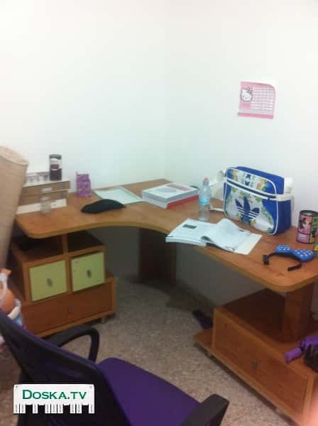 Письменный стол  для компьютера очень функционален,как новый в шабат