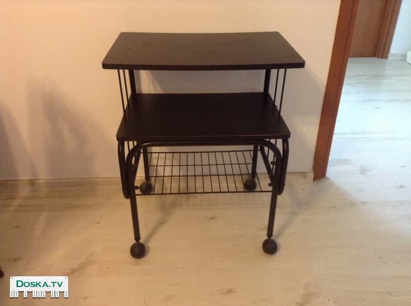 Подставка под телевизор на колесиках, цвет черный.