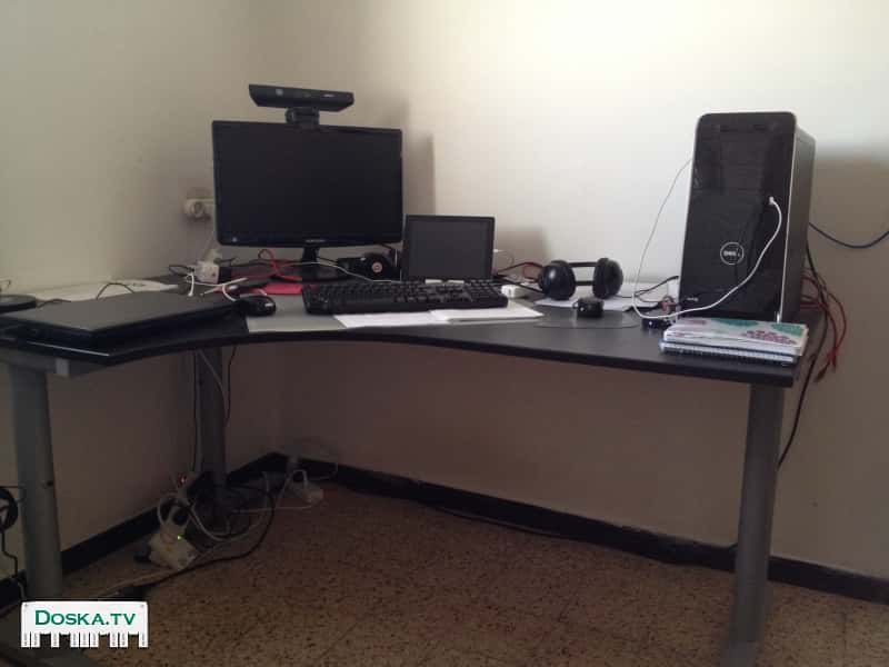 В связи с переездом  стол в очень хорошем состоянии.