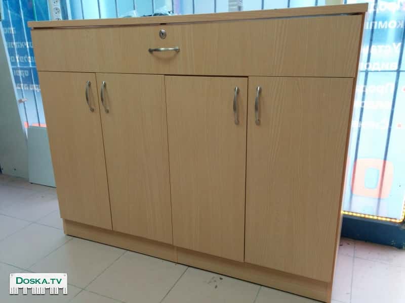 на продажу 2 витрины со стелянной выдыижной полкой для магазина.