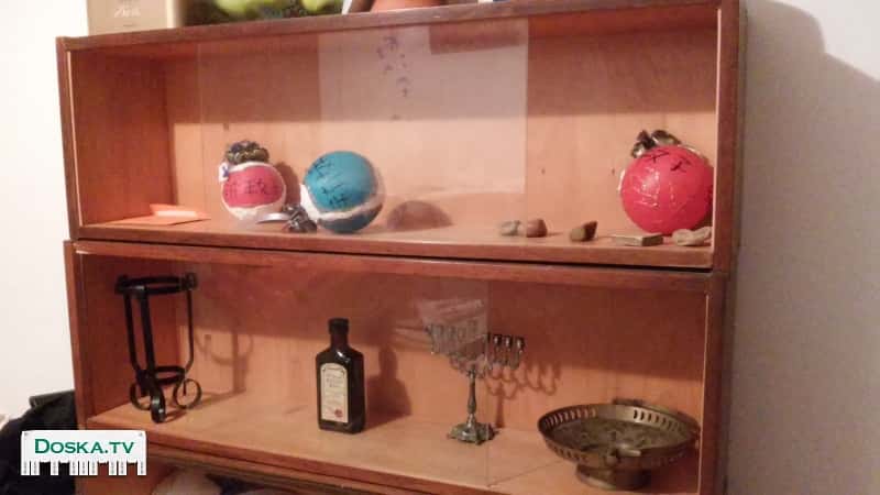 Три деревянные полки для книг. Цвет коричневый. В хорошем состоянии.