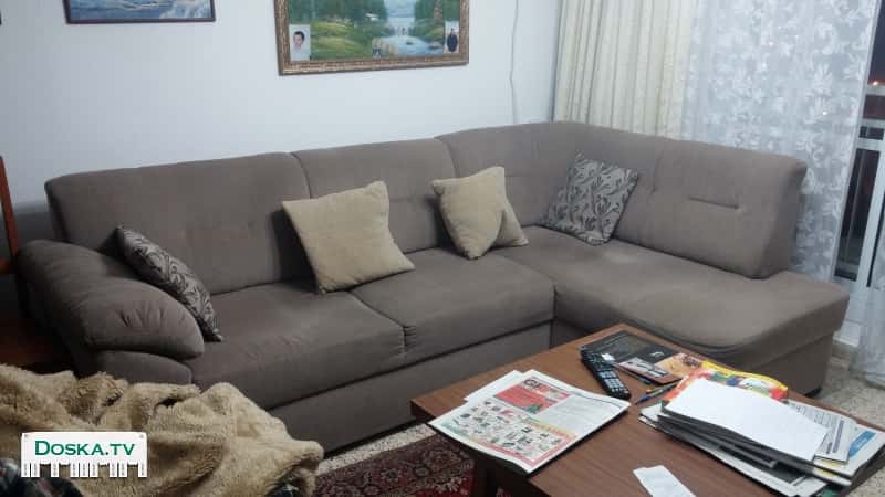 раскладывается в двух-спальную кровать,с ящиком для белья.