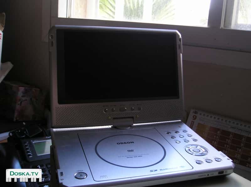 портативный ДВД , диоганаль экрана-8 дюймов,в отличном состояни+пульт+ адаптер, 3.5
