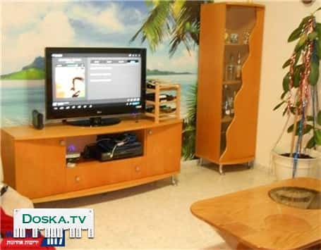 комплект витрина (на стекле есть трещина) и тумба для телевизора