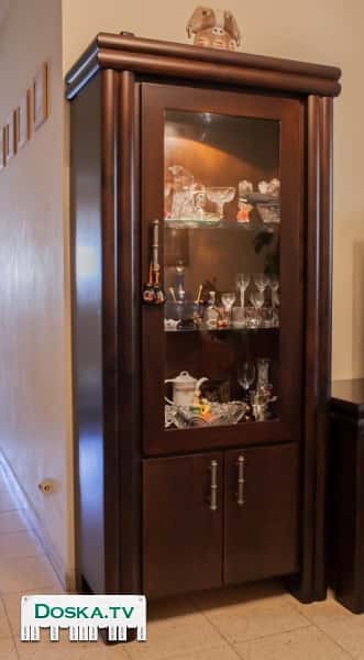 Витрина  из цельного дерева, в отличном состоянии.