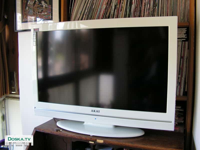 Телевизор в новом состоянии белого цвета. Высокое разрешение, элегантный стиль.