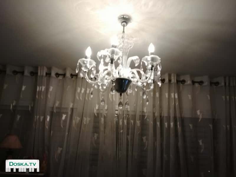 Люстры 2 штуки, 5 и 3 рожковые.