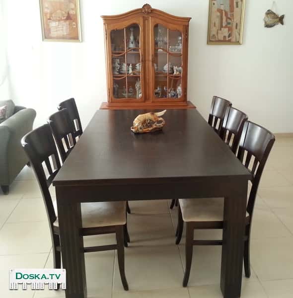 комплект: стол и 6 стульев в отличном состоянии. Натуральное дерево.