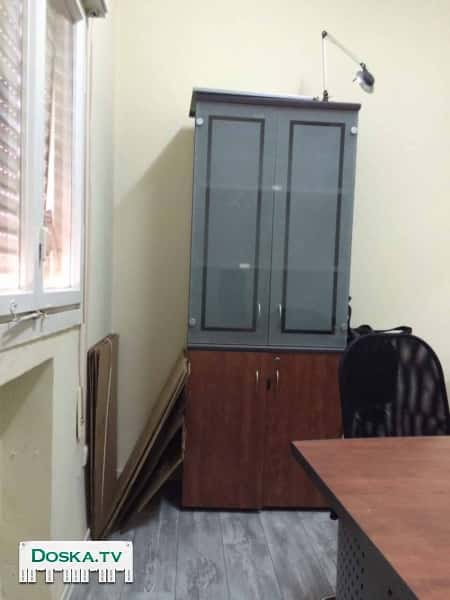 Мебель для офиса в отличном состоянии 2 стола, тумбочки, застекленный