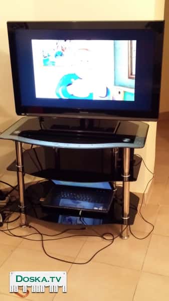 Нет трещин. Полка в хорошем состоянии.