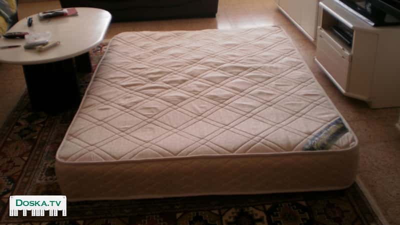 Матрас (190x140), средней жёсткости в хорошем состоянии.