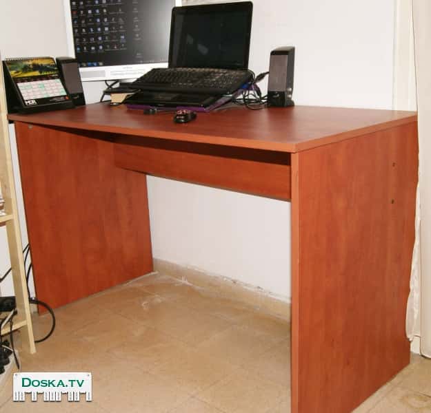 Стол в отличном состоянии. Ширина 60 длина 120 высота 75.