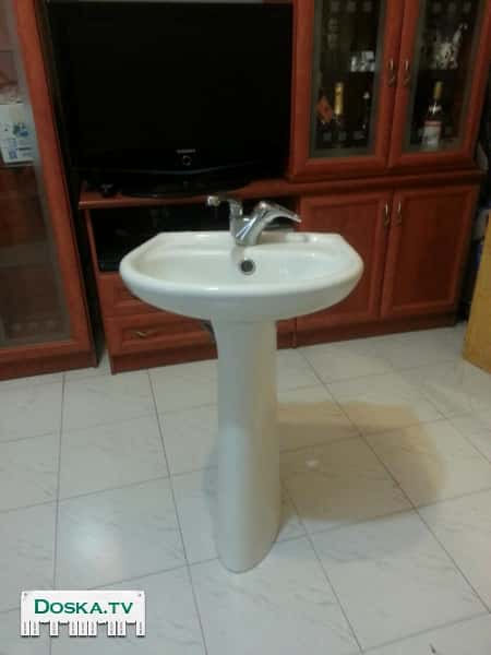 раковина с краном и стойкой. 052 638 67 85 Эдуард.