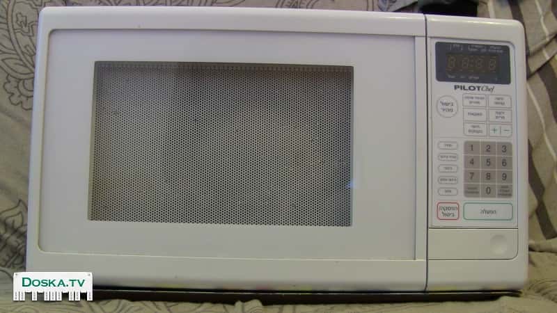 Микроволновка белого цвета. Мощность 800 Вт. Работает исправно.