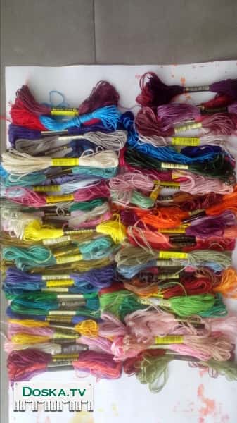 Нитки мулине (около ста цветов) и два куска белой канвы