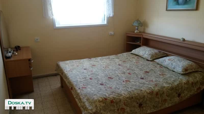 Кровать двух спальная, плюс трюмо.