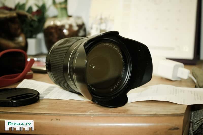 китовый, хороший объектив zoom EFS 18-135mm, IS, c блэндой. Есть