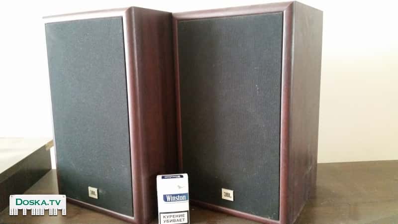 Фронтальные двухполосные колонки. Отличный глубокий звук.