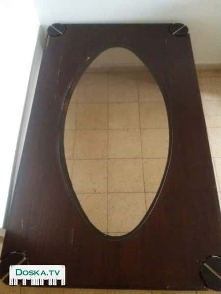 Журнальный столик со стеклом в середине, 100 шекелей.