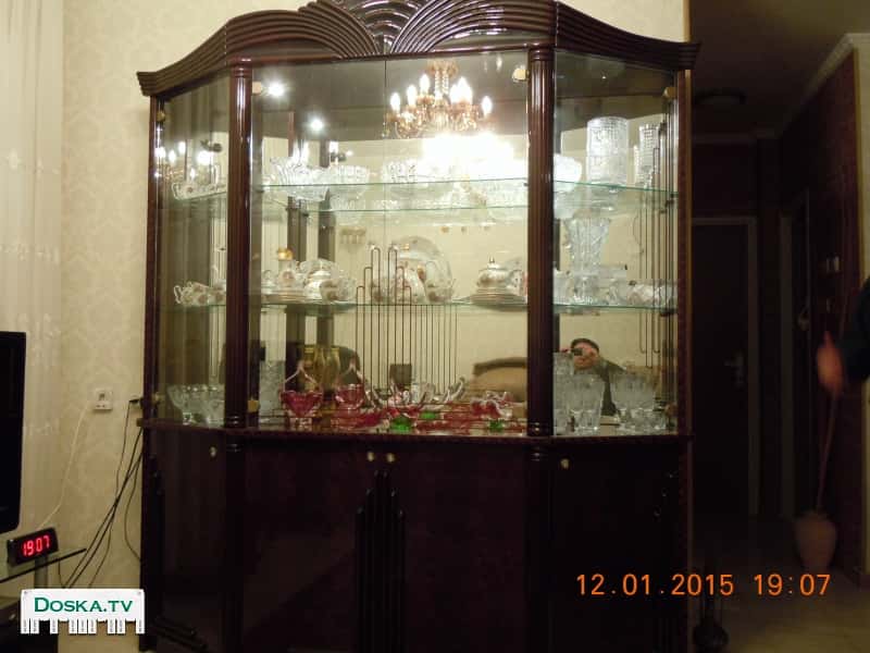 Витрина производство Италия с подсветкой внутри. В отличном состоянии. Как