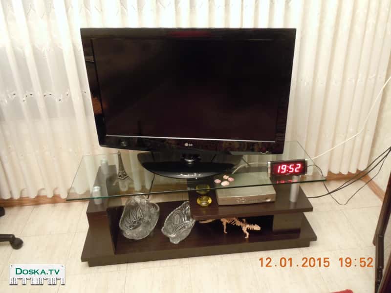 Столик под телевизор, стекло с деревом. В отличном состоянии, как
