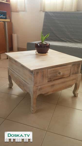 новый деревянный журнальный столик.
