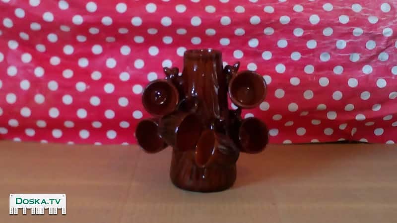 Керамический кувшин в виде пенька с навесными шестью кружечками.