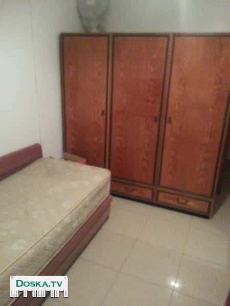 3-дверный шкаф (еще из Союза, но в порядке), одно-спальный диван